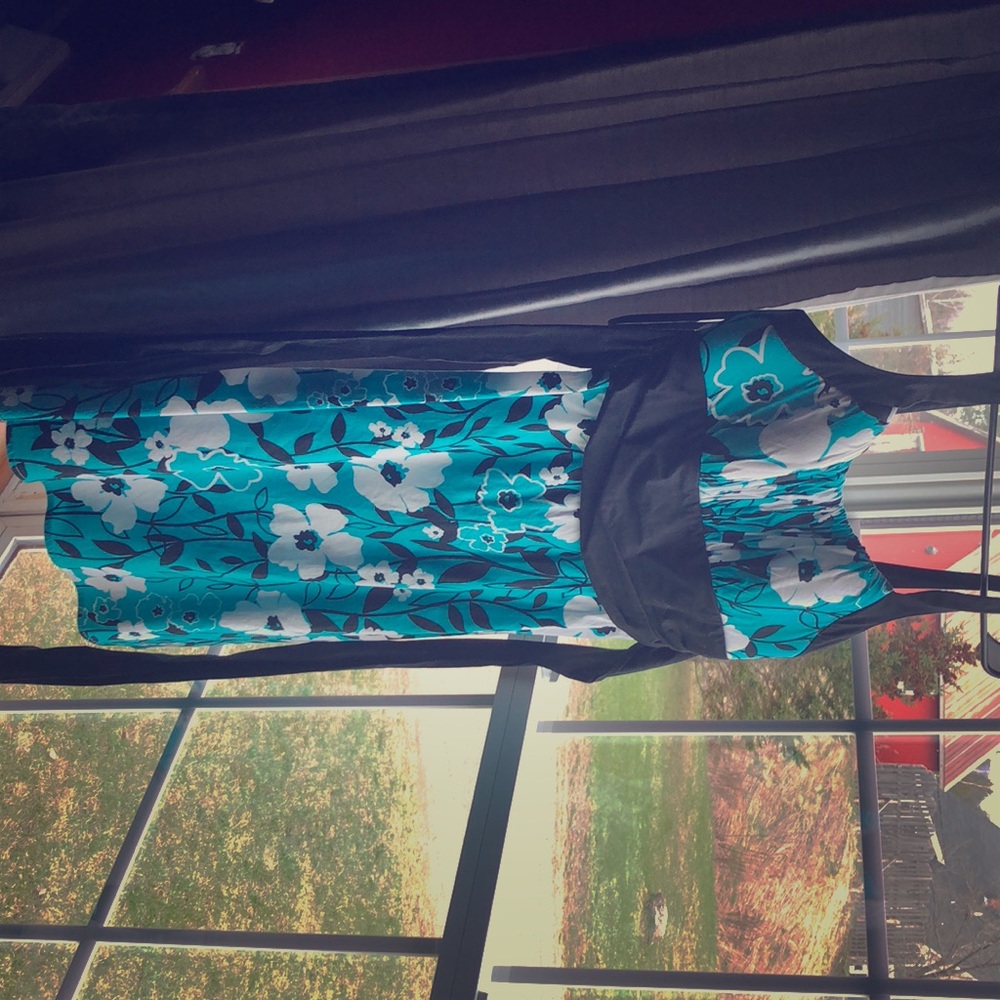 Dress ties around waist zips in Back